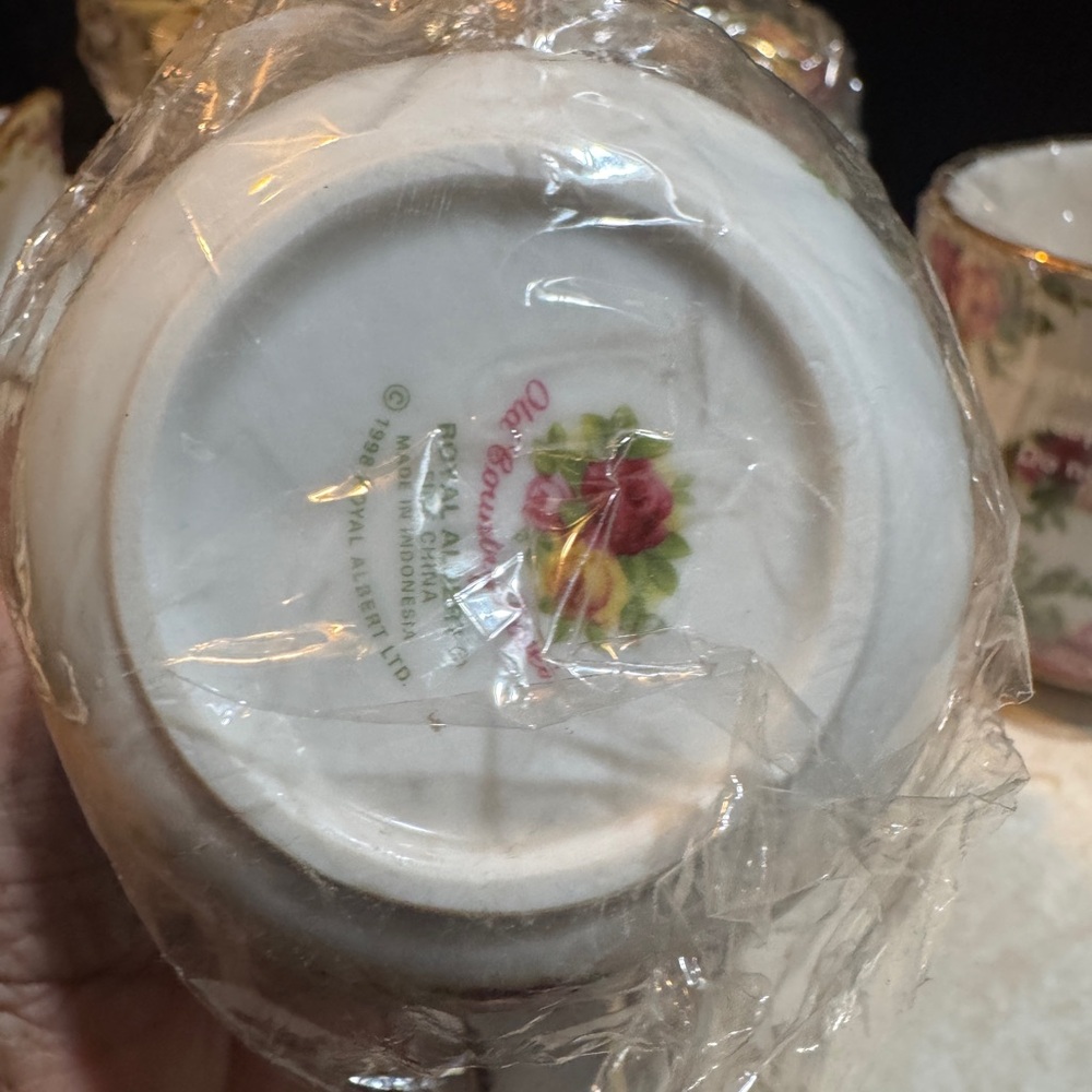 Royal Albert Old Country Roses Tea Set - Picture 10 of 12